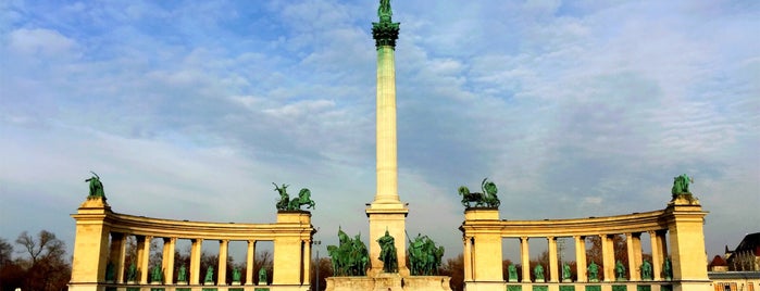 Plaza de los Héroes is one of Lugares favoritos de Mark.