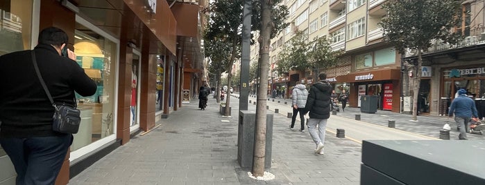 Milli Kuvvetler Caddesi is one of ALIŞVERİŞ MERKEZLERİ.
