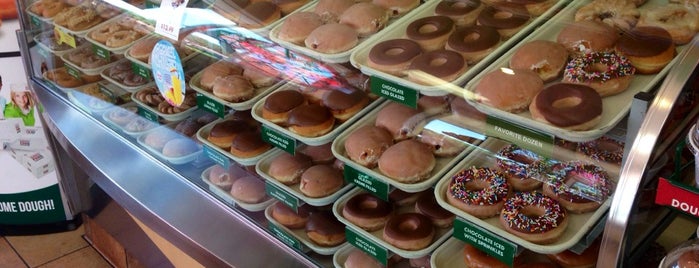 Krispy Kreme Doughnuts is one of Tempat yang Disukai Alvaro.