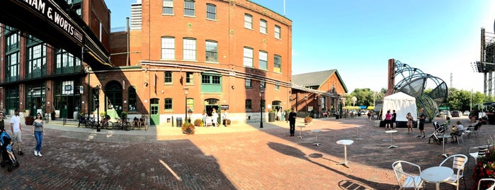 The Distillery Historic District is one of Orte, die Hans gefallen.