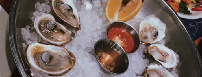 Blue Island Oyster Bar is one of Lugares favoritos de Louis.