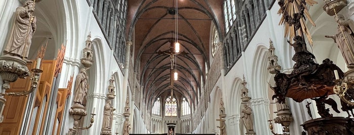 Onze-Lieve-Vrouwekerk is one of Tempat yang Disukai Ryan.