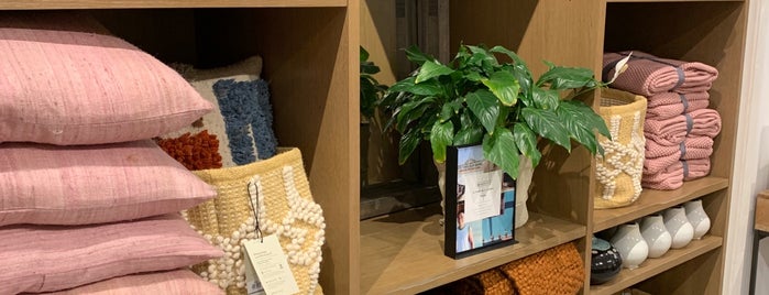 West Elm is one of PILAR 님이 좋아한 장소.