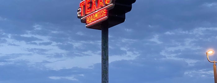 Texas Roadhouse is one of Locais curtidos por Sarah.