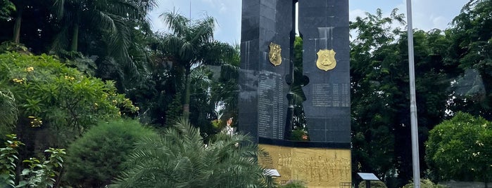Monumen Perjuangan POLRI is one of Tempat Bersejarah di Surabaya.