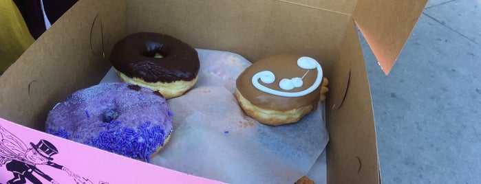 Voodoo Doughnut is one of Krisさんのお気に入りスポット.