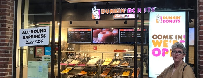 Dunkin' Donuts is one of Lieux qui ont plu à Ana.