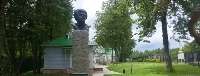 Памятник Матросу Железняку is one of Orte, die Roman gefallen.