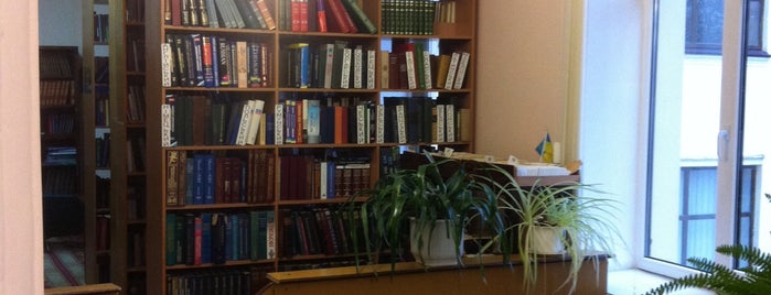 Професорська зала Наукової бібліотеки ЧНУ is one of สถานที่ที่ Anton ถูกใจ.