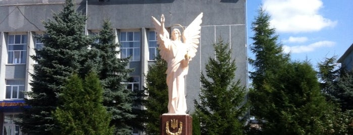 Пам'ятник "Ангела Охоронця" is one of Lugares favoritos de Anton.