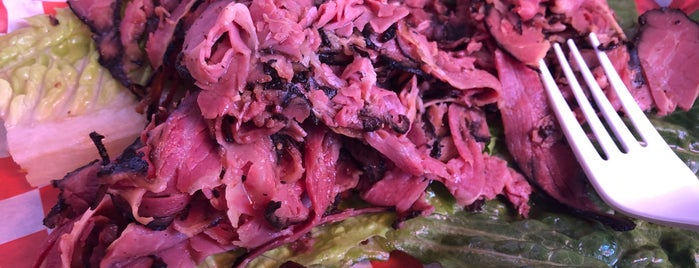 Tommy Pastrami NY Deli is one of Lugares favoritos de Christopher.