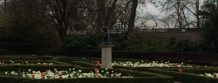 Holland Park is one of London : things to do and see.