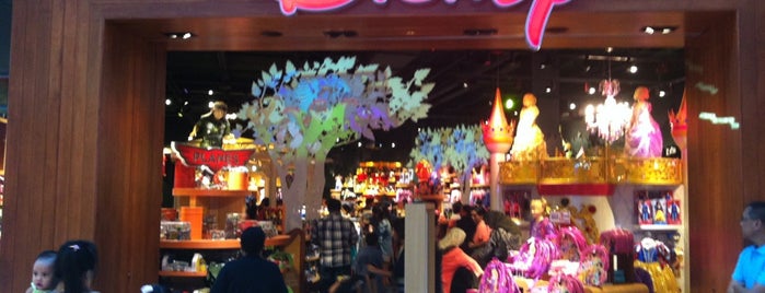 Disney Store is one of Tempat yang Disukai Rei Alexandra.