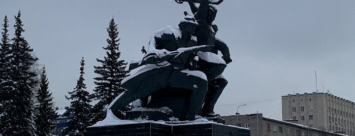 Памятник героям Октябрьской революции и Гражданской войны is one of Уфа.