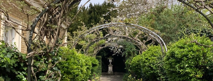 St John's Lodge Gardens is one of S'ın Beğendiği Mekanlar.