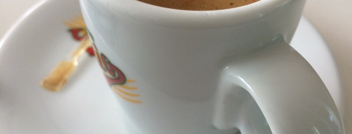 Amor aos Pedaços is one of Cafés.