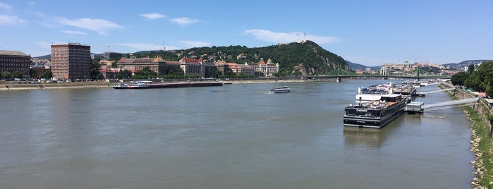 Petőfi híd is one of budapesti hidak.