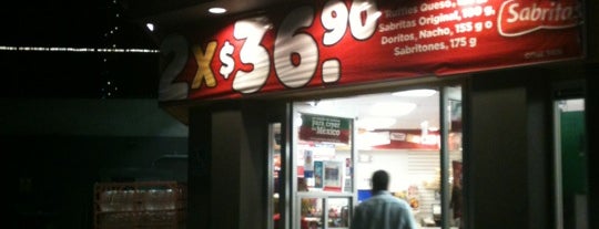 Oxxo is one of Para la Peda.
