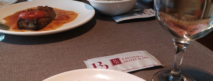 B Business Hotel & Spa is one of Lenaさんの保存済みスポット.