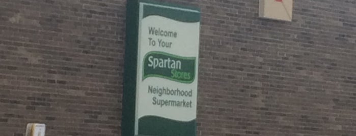 Family Fare Supermarket is one of สถานที่ที่ Joanna ถูกใจ.
