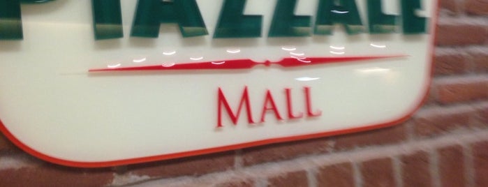 Piazzale Mall is one of Tempat yang Disukai Carla.