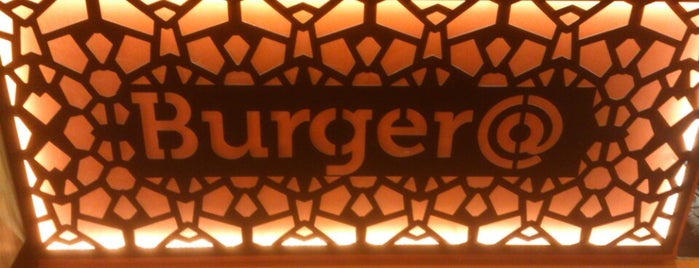 Burger@ is one of สถานที่ที่ Merve ถูกใจ.
