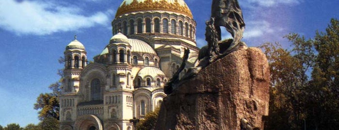 Kronstadt is one of Orte, die Максим gefallen.