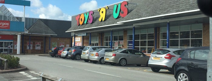 Toys"R"Us is one of Carlさんのお気に入りスポット.
