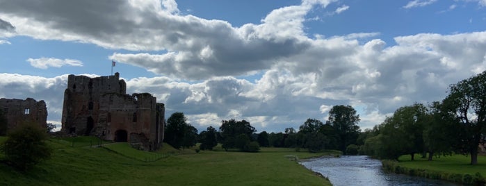 Brougham Castle is one of สถานที่ที่ Carl ถูกใจ.