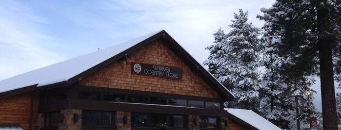 Sunriver Country Store is one of Lugares favoritos de Nadine.