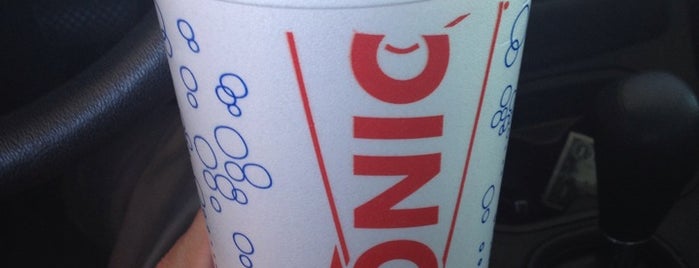 SONIC Drive In is one of Lugares favoritos de Cheearra.