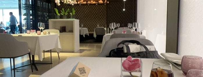 Qatar Airways Premium Lounge is one of Lugares favoritos de Adrian.