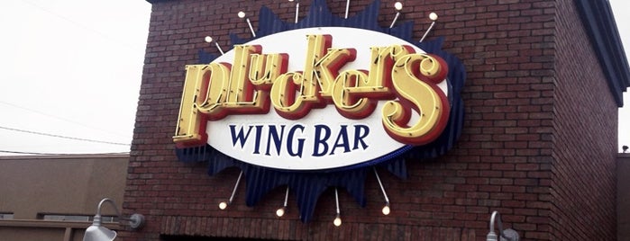 Pluckers Wing Bar is one of Tempat yang Disukai Andres.