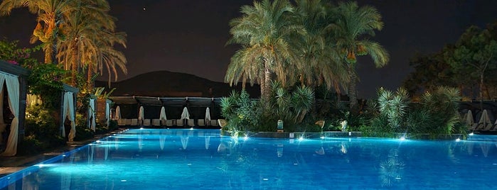 Vogue Hotel Swimming pool is one of Tempat yang Disukai Zeynep.