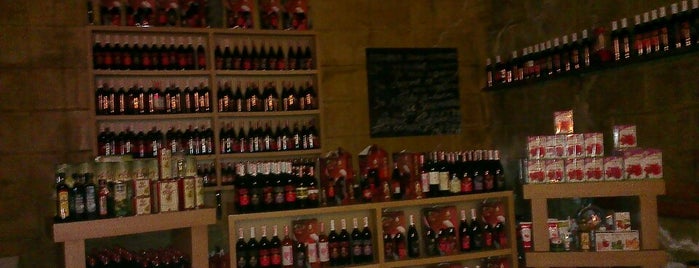 Bacchus Wine House is one of Orte, die Levent gefallen.