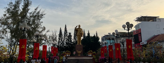 Ho Chi Minh Statue is one of HCMC.