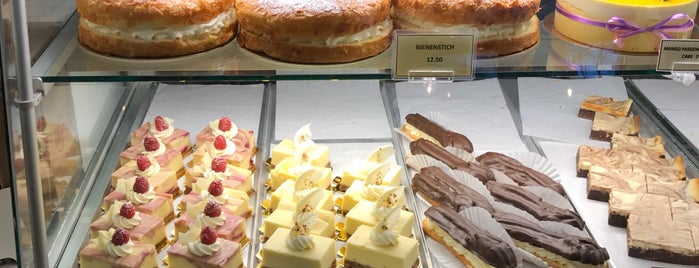 Breka Bakery & Cafe is one of Locais curtidos por Alo.