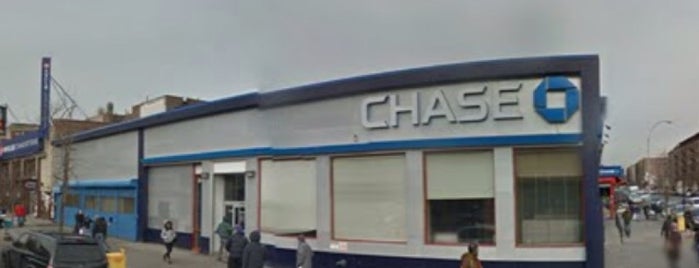 Chase Bank is one of สถานที่ที่ Doc ถูกใจ.