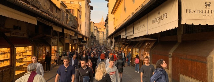 Ponte Vecchio is one of Locais curtidos por Şakir.