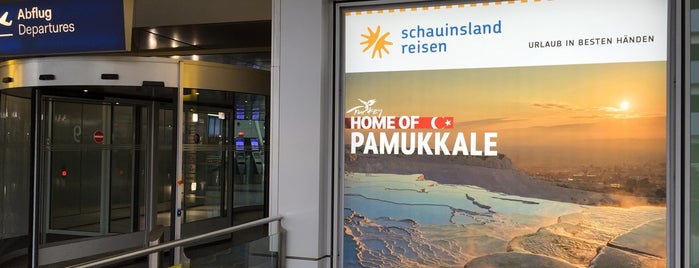 Düsseldorf Airport (DUS) is one of Posti che sono piaciuti a Şakir.