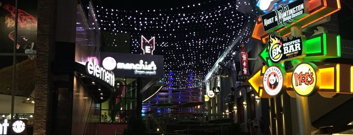 Universal CityWalk is one of Tempat yang Disukai Şakir.