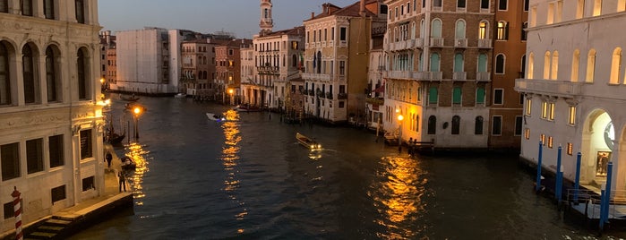 Ponte di Rialto is one of Şakirさんのお気に入りスポット.