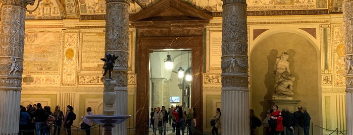 Palazzo Vecchio is one of Posti che sono piaciuti a Şakir.
