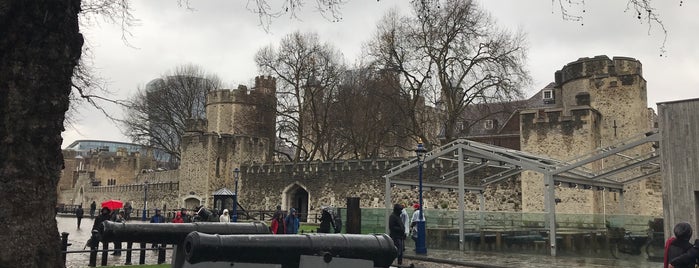 Tower of London is one of สถานที่ที่ Şakir ถูกใจ.
