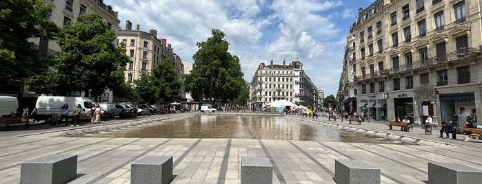 Place de la République is one of Orte, die Şakir gefallen.