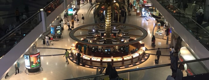 Aeropuerto Internacional de Dubái (DXB) is one of Lugares favoritos de Şakir.