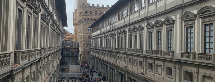 Galería Uffizi is one of Lugares favoritos de Şakir.