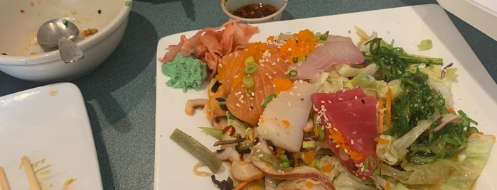 Sushi 9 Thai  Japanese Restaurant is one of Tempat yang Disukai Michelle.