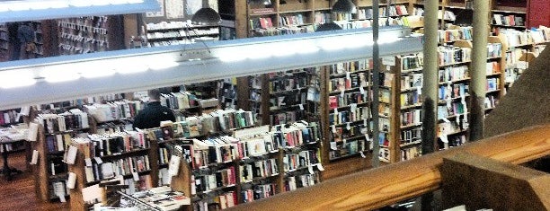 Elliott Bay Book Company is one of Alexさんのお気に入りスポット.