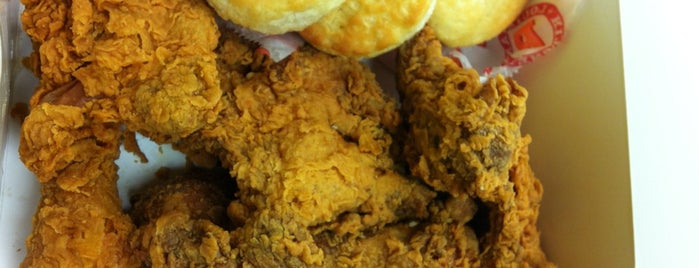 Popeyes Louisiana Kitchen is one of Lashondra’s Liked Places.